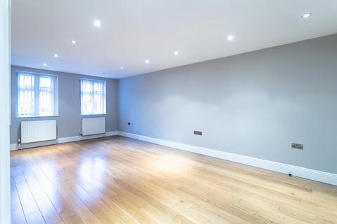 2 bedroom flat to rent, Chimneys Lodge, Forty Hill, Enfield