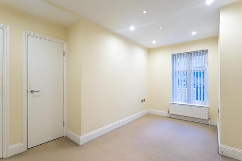 2 bedroom flat to rent, Chimneys Lodge, Forty Hill, Enfield