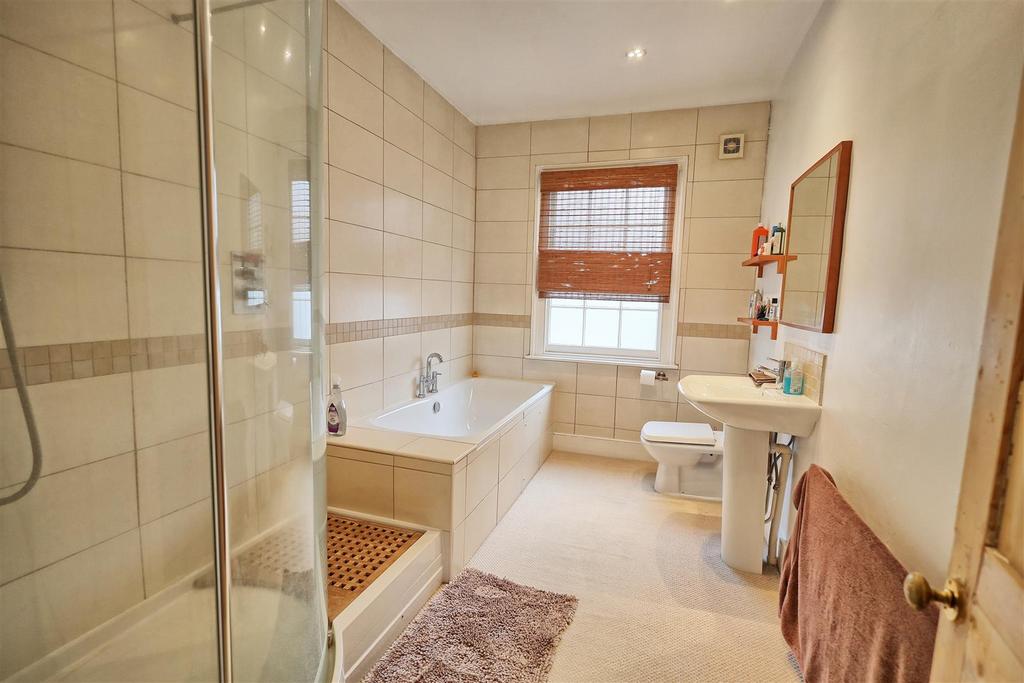 Bath/shower room