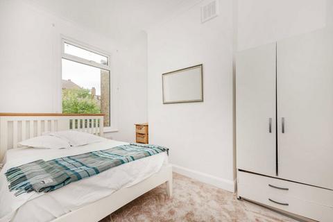 2 bedroom flat to rent, St. Luke's Avenue, London SW4