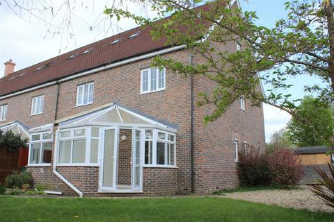 3 bedroom townhouse to rent, Stoke Mill Close, Guildford