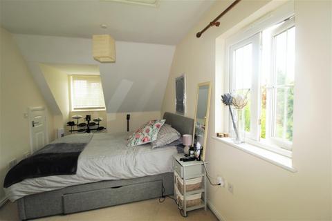 3 bedroom townhouse to rent, Stoke Mill Close, Guildford