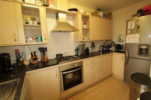 3 bedroom townhouse to rent, Stoke Mill Close, Guildford