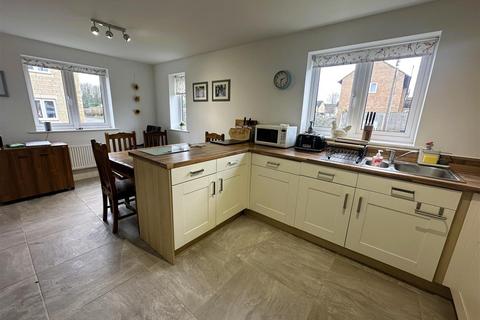 3 bedroom detached house to rent, Hickory Way, Chippenham