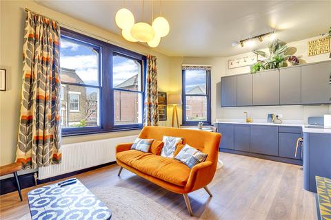 2 bedroom apartment to rent, Broomwood Road, London, SW11
