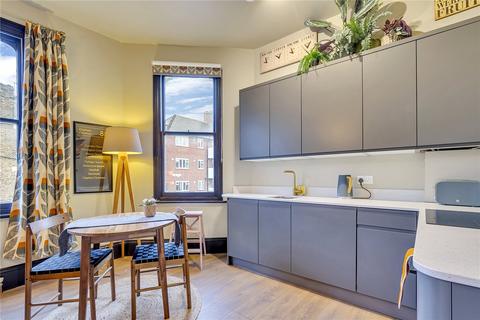 2 bedroom apartment to rent, Broomwood Road, London, SW11