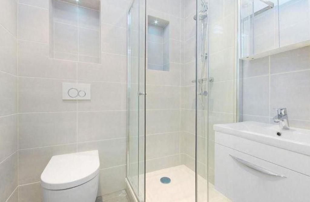 Bathroom 2.JPG
