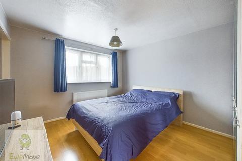 15 Chester Close, Rochester, ME2 2QX