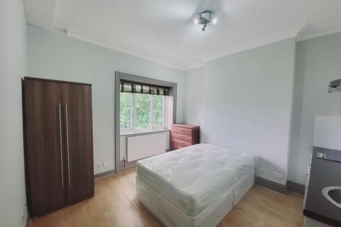 Studio to rent, Finchley Road, Hampstead, London, NW3