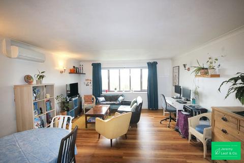 3 bedroom flat for sale, The Crest, Nether Street, North Finchley, N12