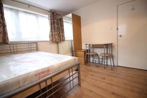 Studio to rent, Hanworth Road, Hounslow