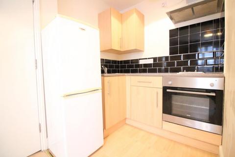 Studio to rent, Hanworth Road, Hounslow