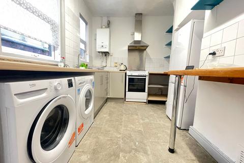 4 bedroom terraced house to rent, Acomb Street, Manchester M14