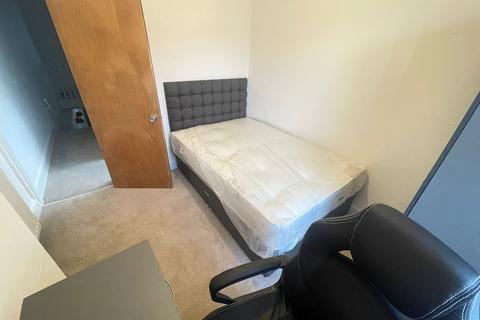 4 bedroom terraced house to rent, Acomb Street, Manchester M14