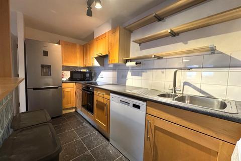 2 bedroom apartment to rent, Hull Place, E16