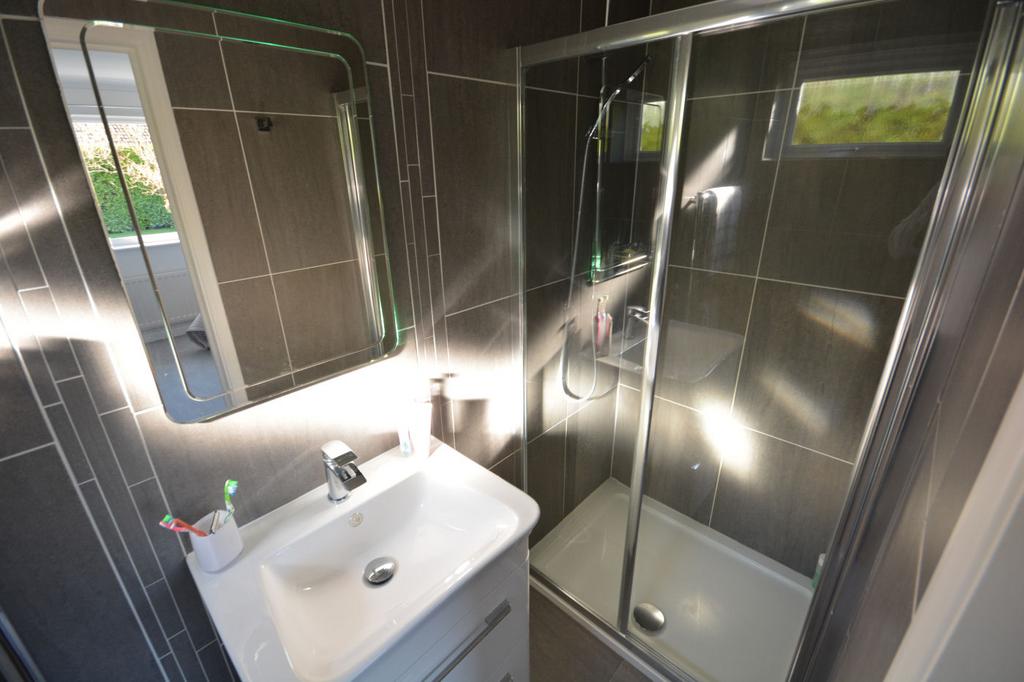 En suite shower