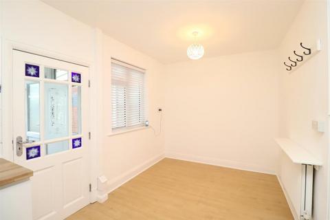 3 bedroom semi-detached house to rent, Hanbury Road, Bedworth