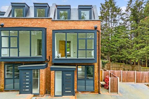 4 bedroom townhouse for sale, Pino Way, Kings Head Hill, London