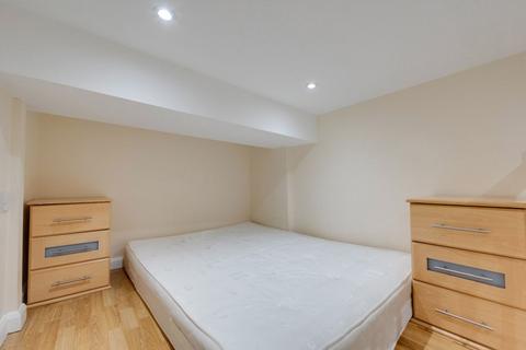 Studio to rent, Collingham Place, London SW5