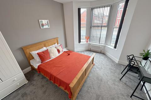 1 bedroom in a house share to rent, Sheil Road, ,