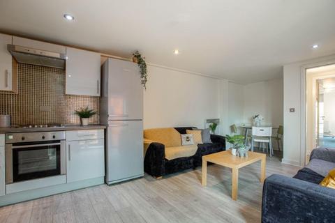 5 bedroom flat to rent, Regent Terrace