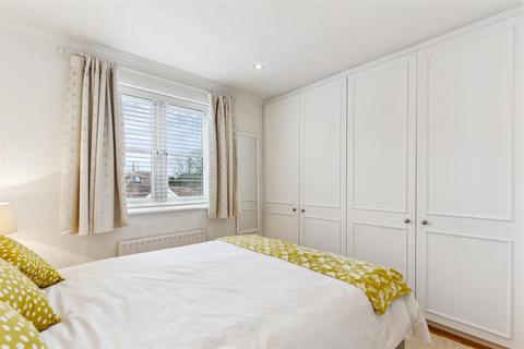 27 Fitzroy Crescent, London, W4 3EL