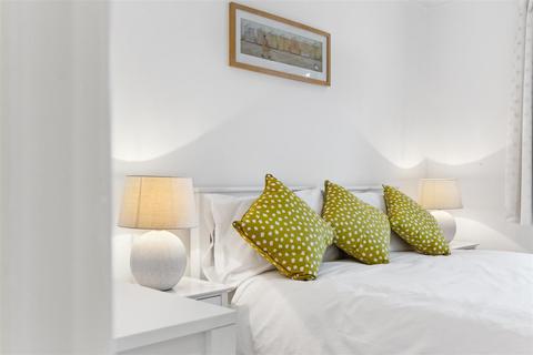 27 Fitzroy Crescent, London, W4 3EL