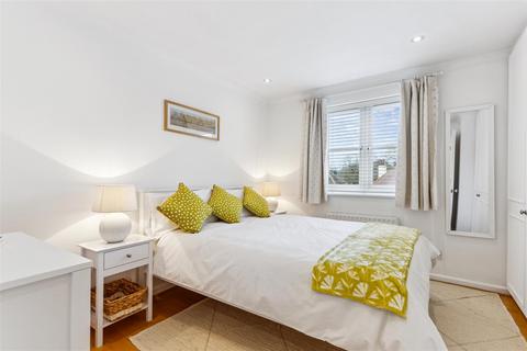 27 Fitzroy Crescent, London, W4 3EL