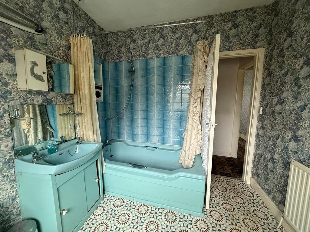Bathroom2.jpg