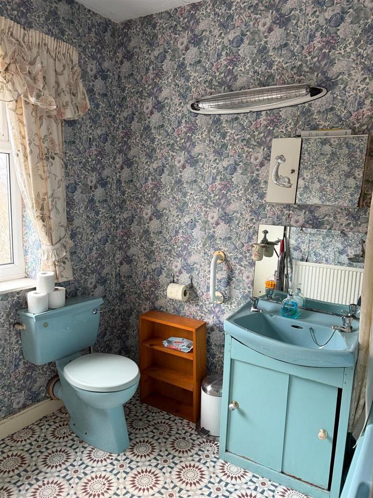 Bathroom3.jpg