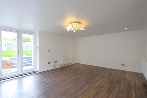 3 bedroom detached bungalow to rent, Wendover Road, Slough SL1