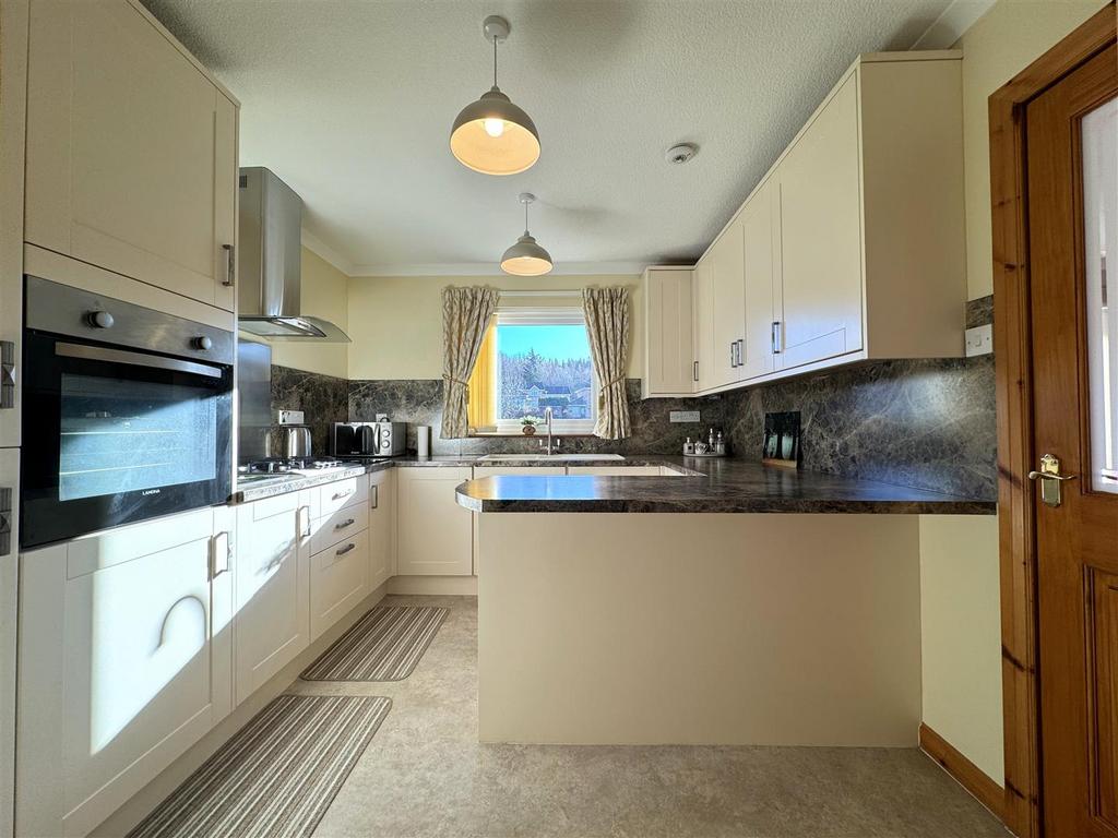 Kitchen 2.jpg