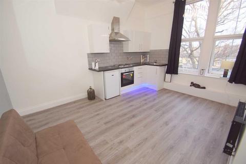 Studio to rent, Westhill Terrace, Leeds