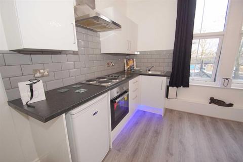 Studio to rent, Westhill Terrace, Leeds