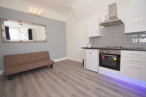 Studio to rent, Westhill Terrace, Leeds