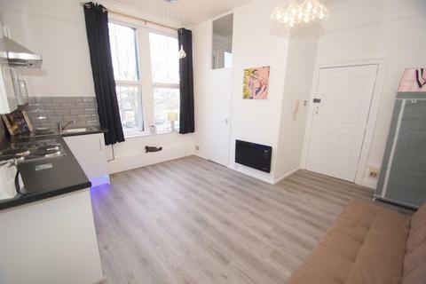 Studio to rent, Westhill Terrace, Leeds