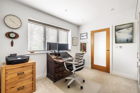 16 School Lane, Fetcham, Leatherhead, KT22 9JU