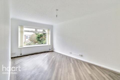 2 bedroom maisonette for sale, Balgores Lane, Gidea Park, RM2 6BT