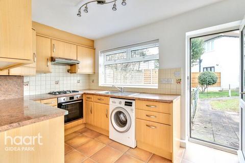 2 bedroom maisonette for sale, Balgores Lane, Gidea Park, RM2 6BT