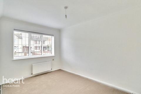 2 bedroom maisonette for sale, Balgores Lane, Gidea Park, RM2 6BT