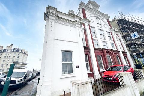 2 bedroom flat to rent, Queens Gardens, Eastbourne