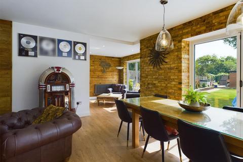 14 Ellesmere Close, Ruislip, HA4 7PQ