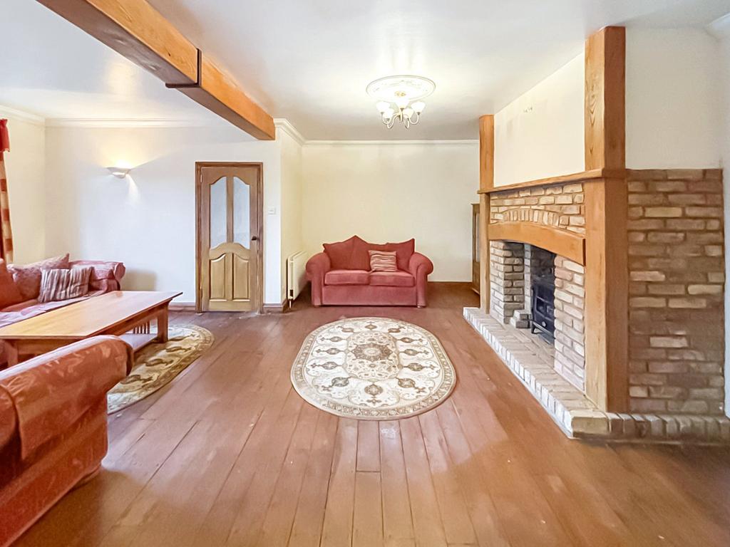 Living Room (Pic 3)