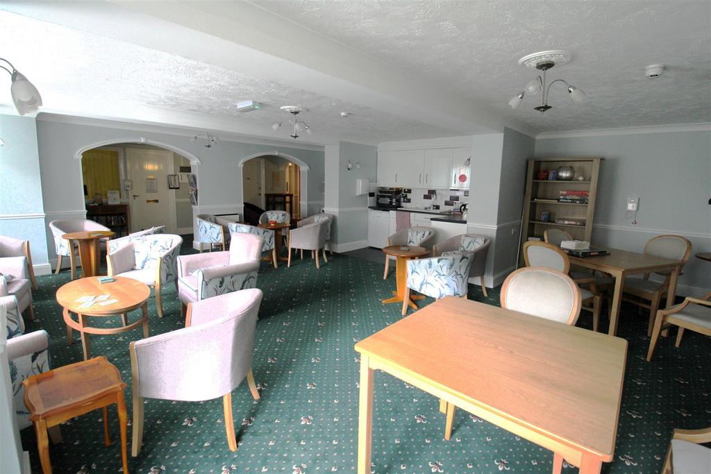 Comm lounge1.JPG