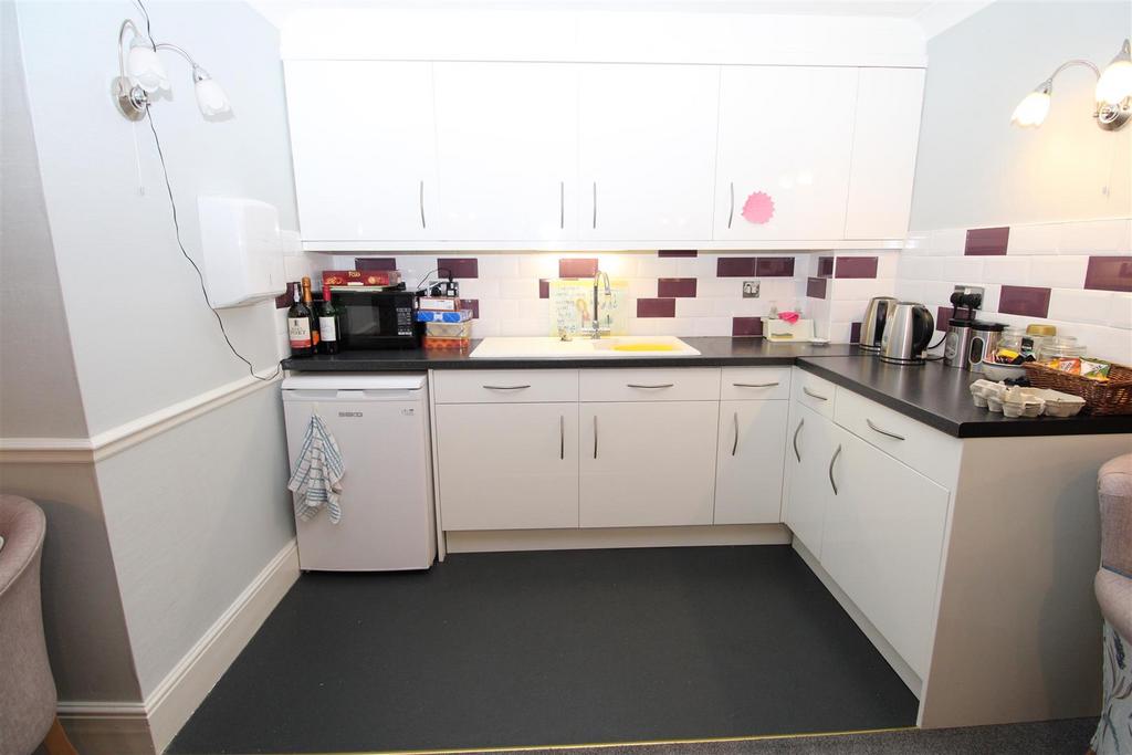 Use comm kitchen.jpg