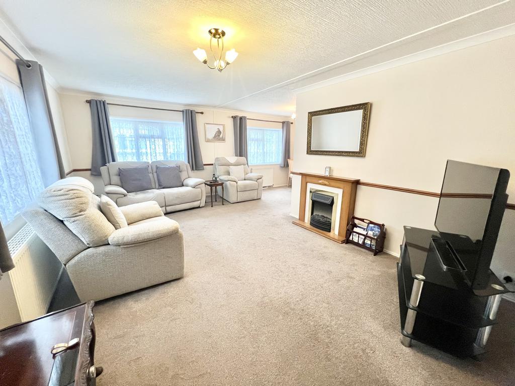 Lounge/Dining Rm