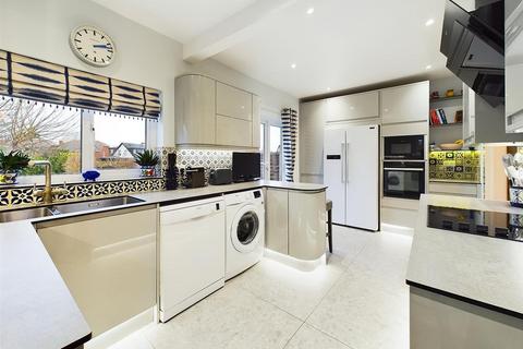 10 Farm Close, Ickenham, Uxbridge, UB10 8JB