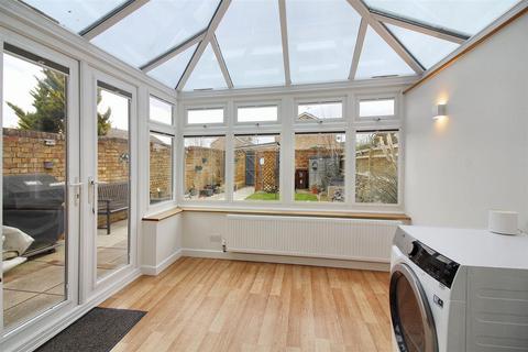 6 Chadwell Path, Aylesbury, HP21 7EL