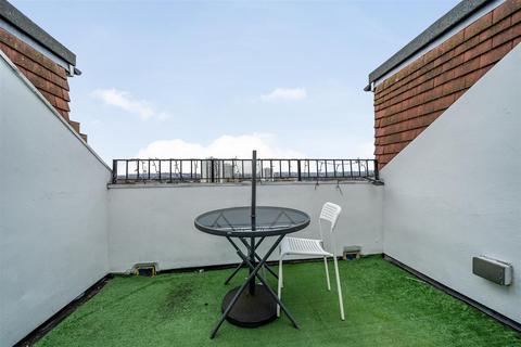 2 bedroom flat for sale, Penthouse Apartment, Finchley Road , NW3