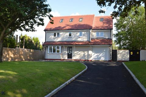 4 bedroom detached house to rent, Lodge Lane, Kingswinford